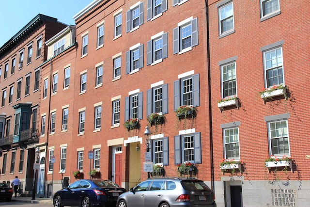 See what I mean about the window boxes?