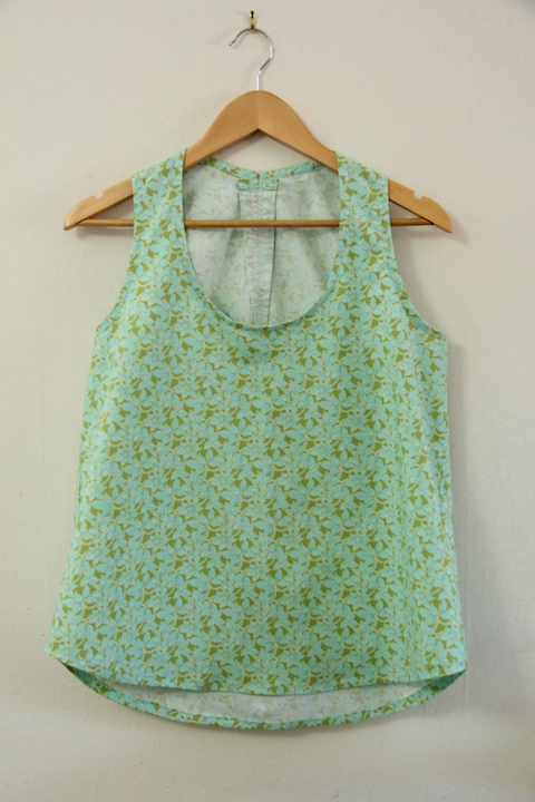 Ta da! There are no pictures of me wearing it (yet) because it is too friggin' cold to pose outside and I don't have the patience to pose indoors. I'll take a picture of me wearing it later.