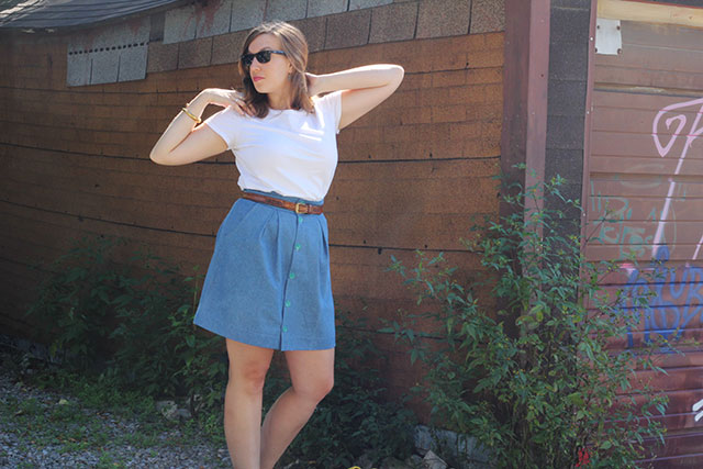 I'm including this hilarious photos because even though who knows what I'm doing with my arms (mid-stretch? Too much Top Model in my undergrad days?) it's a decent angle on the skirt. 